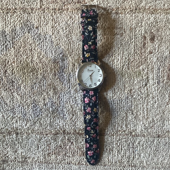 Geneva Platinum Women’s Floral Watch - Picture 14 of 14